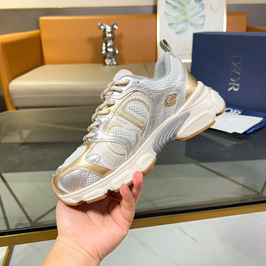 P500 Dior Chrono sneakers are a new product of the 2024 autumn ready-to-wear series, reinterpreting running shoes with Dior's haute couture style. Crafted from beige mesh with laminated leather-effect panels in gold and silver tones, it's highlighted by CD logos on the sides, a star patch on the tongue and a Dior logo on the heel. Featuring tri-color laces, a lightweight sole and star embellishments for a casual look for any season. Size: Female size 35-41 (Female size 41 and 42 can be customized) Male size 39-44 (45/46 can be customized) Color: white, pink, gold, silver, black